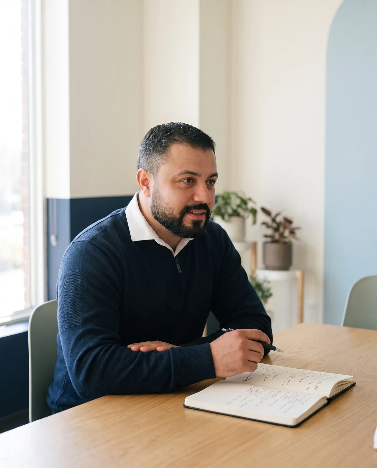 William Leonel em atendimento, revisando a estratégia com o cliente